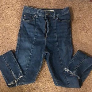 Skinny jeans, split bottoms, medium/dark wash